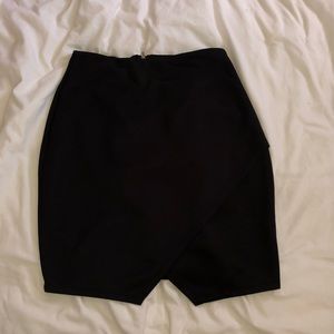 Zip up small skirt w/slit detail